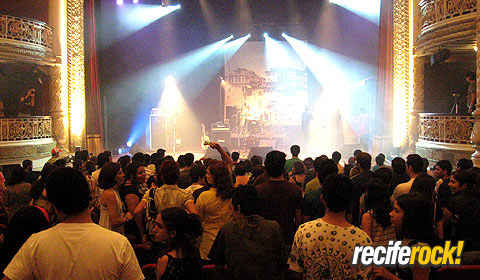 Volver 7 - Sta Isabel Público saindo do teatro