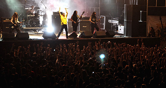 Blaze Bayley regendo o público