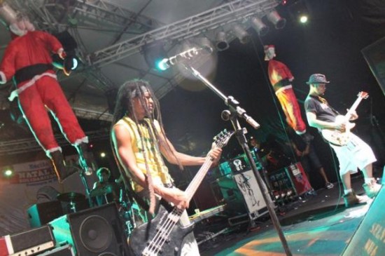 Devotos e o mosh do Papai Noel no Ciclo Natalino 2010 l_0dd4b3ec76f3494a9d049514d8a63b571-550x365-1