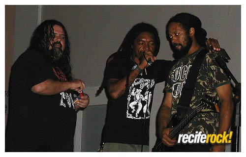 Cannibal entrevistando as bandas no Pátio do Rock 4